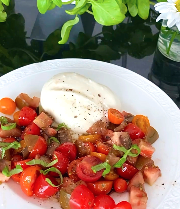 Burrata à la salade de tomates et basilic