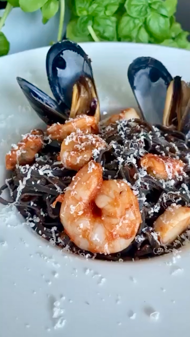 Linguine à l’encre de seiche aux fruits de mer