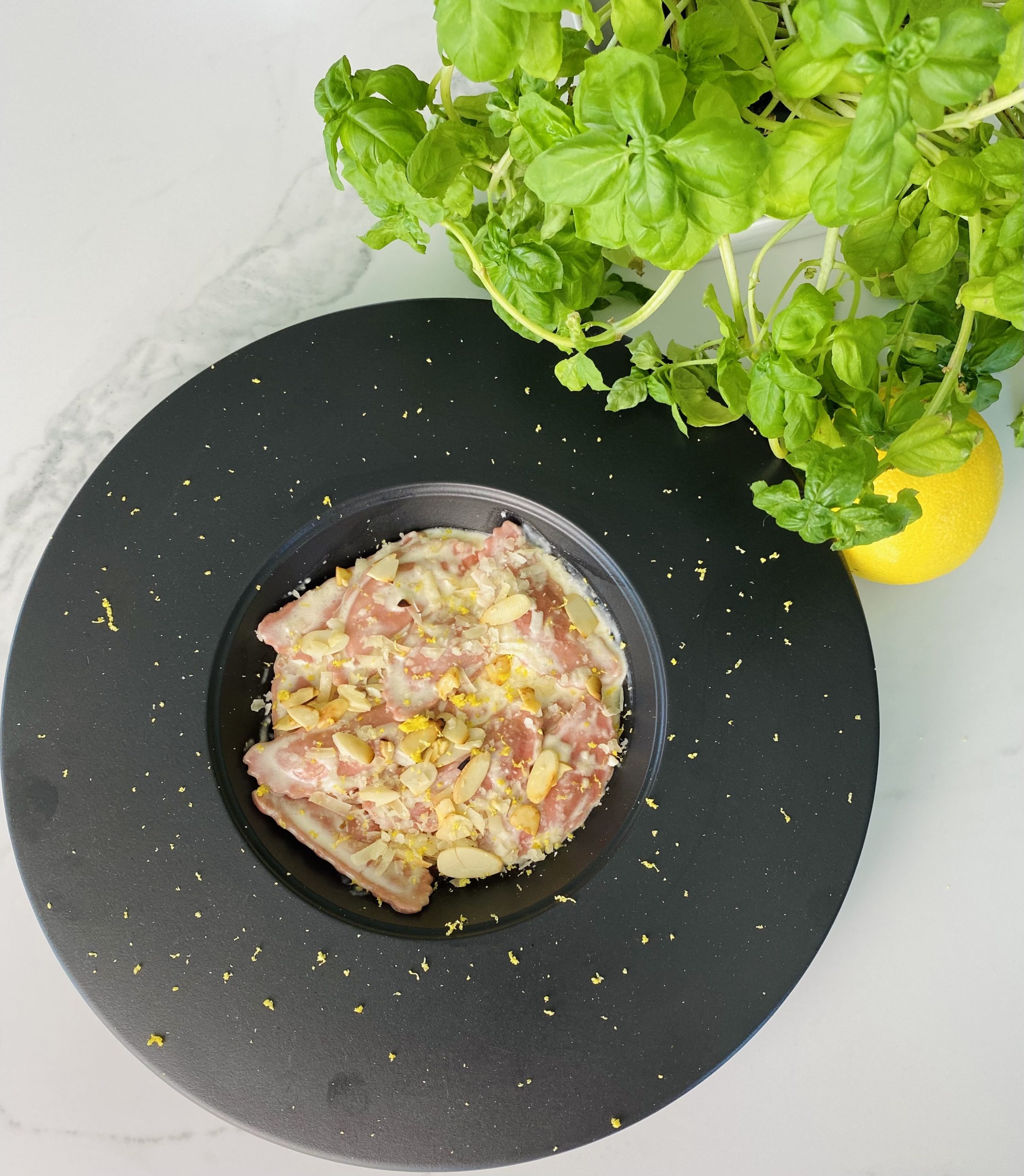 Agnolottis à la betterave, amandes grillées et zeste de citron